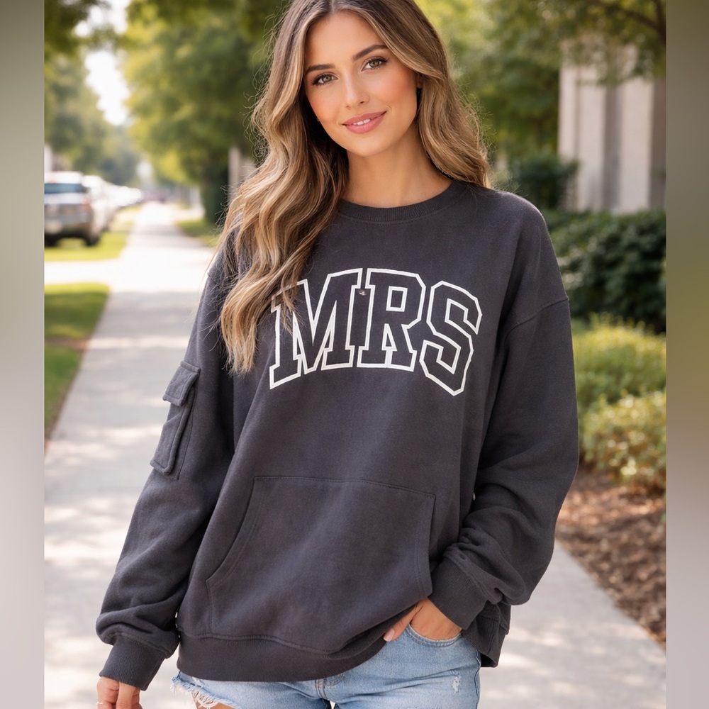 MRS. NWT Women's grey Graphic Sweater